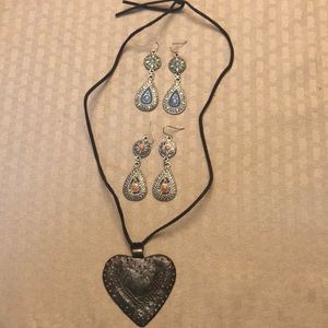 Set of 2 earrings and necklace